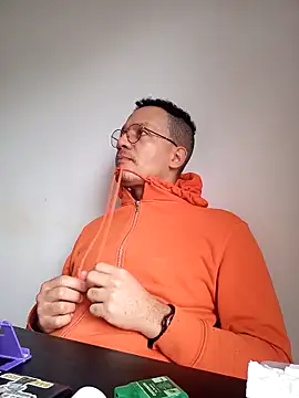 Snapshot of Henrytsuzuki chatting on February 1, 3:21 pm Henrytsuzuki online show from February 1, 3:21 pm