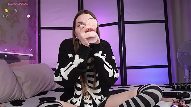 Snapshot of Alice_Goth chatting on March 12, 10:32 am Alice Goth online show from March 12, 10:32 am