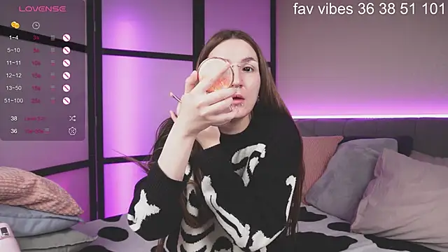 Snapshot of Alice_Goth chatting on April 3, 12:30 am Alice Goth online show from April 3, 12:30 am