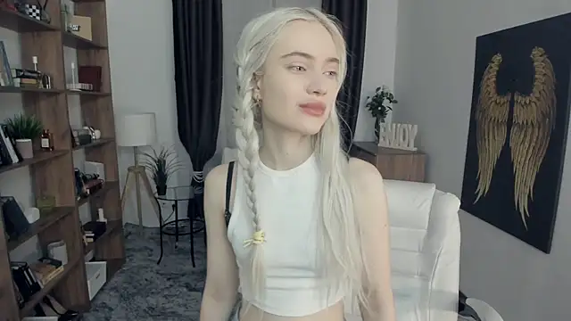 KristalCrowner online show from March 1, 7:38 pm