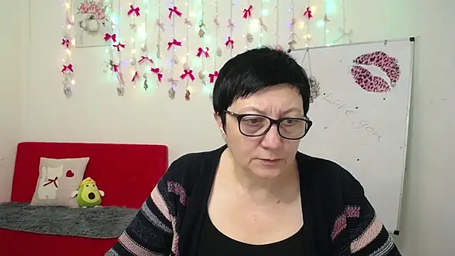 EmilyL0ve online show from April 10, 5:17 pm