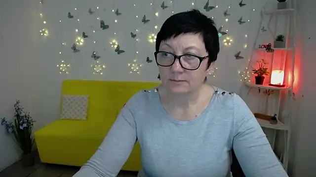 EmilyL0ve online show from April 16, 5:25 pm