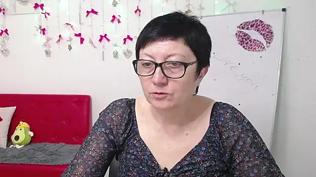 Snapshot of EmilyL0ve chatting on April 18, 5:22 am EmilyL0ve online show from April 18, 5:22 am