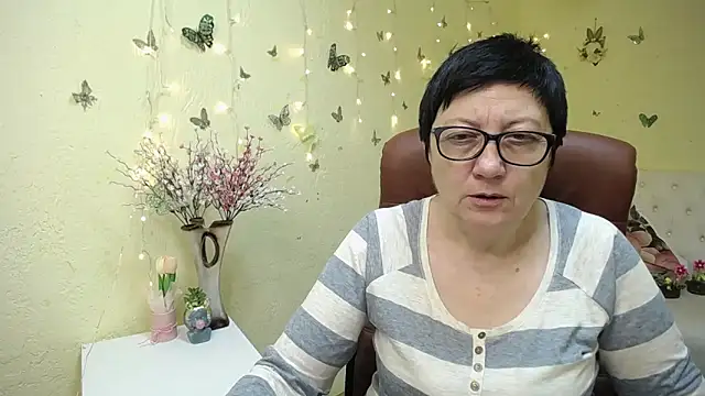 Snapshot of EmilyL0ve chatting on April 21, 5:14 am EmilyL0ve online show from April 21, 5:14 am
