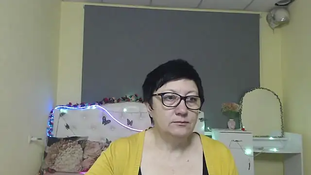 Snapshot of EmilyL0ve chatting on May 1, 5:23 am EmilyL0ve online show from May 1, 5:23 am