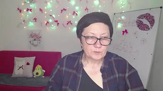 Snapshot of EmilyL0ve chatting on May 5, 5:21 pm EmilyL0ve online show from May 5, 5:21 pm