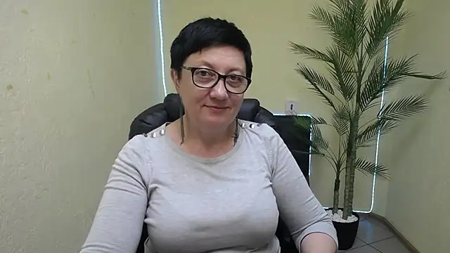 Snapshot of EmilyL0ve chatting on May 31, 5:20 pm EmilyL0ve online show from May 31, 5:20 pm