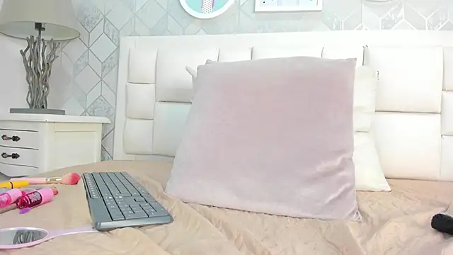 laura rouse7 online show from April 8, 7:25 pm