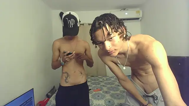 Snapshot of pocket_loversxxx chatting on February 25, 4:00 am pocket loversxxx online show from February 25, 4:00 am