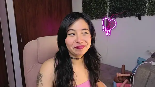 Snapshot of LolaOpalX chatting on May 13, 12:19 am LolaOpalX online show from May 13, 12:19 am