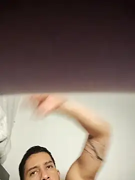 Snapshot of MrWolfHot chatting on January 7, 5:43 am MrWolfHot online show from January 7, 5:43 am