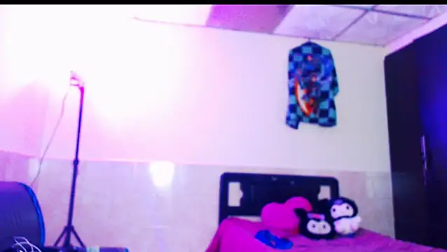 Snapshot of jazmin_wolf chatting on February 19, 12:01 pm jazmin wolf online show from February 19, 12:01 pm