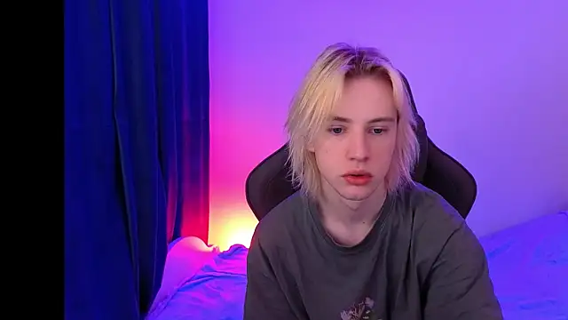 lucidangelok1 online show from April 8, 7:08 am