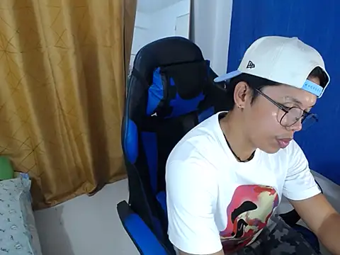 Snapshot of holly_oreo chatting on June 30, 2:18 pm holly oreo online show from June 30, 2:18 pm