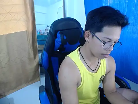 Snapshot of holly_oreo chatting on August 3, 9:15 am holly oreo online show from August 3, 9:15 am