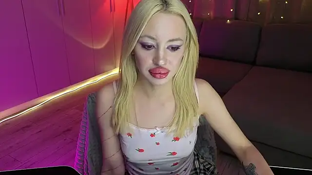 Luna Beverly online show from January 17, 7:35 am