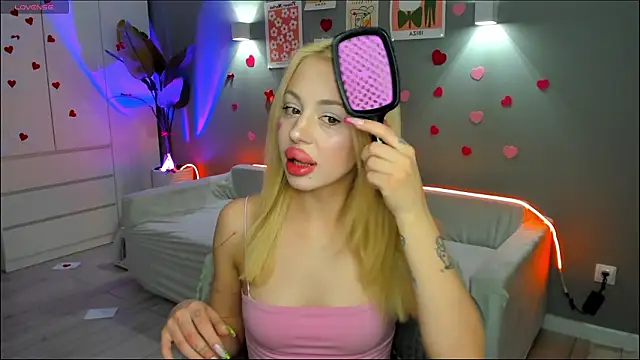 Luna Beverly online show from February 14, 8:27 pm