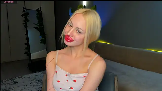 Luna Beverly online show from March 23, 8:02 pm