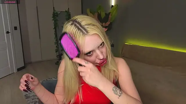 Luna Beverly online show from April 17, 8:12 pm