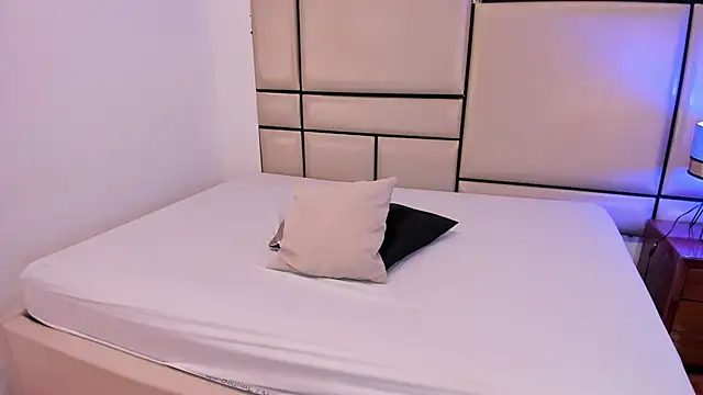 Snapshot of alejandra_loppez chatting on February 23, 7:33 pm alejandra loppez online show from February 23, 7:33 pm