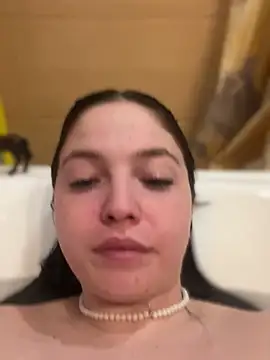 Snapshot of AlexaYvonne chatting on February 18, 12:28 am AlexaYvonne online show from February 18, 12:28 am