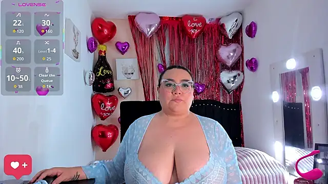 Snapshot of KarlaLannee chatting on February 12, 3:45 am KarlaLannee online show from February 12, 3:45 am