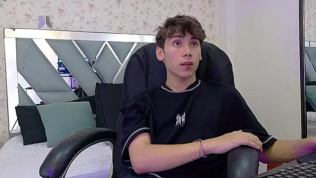 Snapshot of Liam_Noxx chatting on January 6, 12:25 am Liam Noxx online show from January 6, 12:25 am