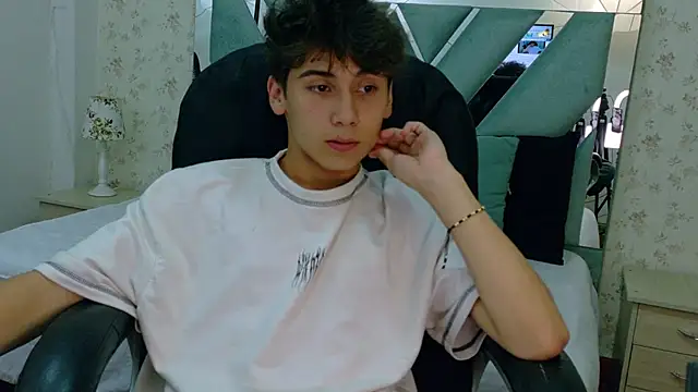 Snapshot of Liam_Noxx chatting on February 11, 9:20 pm Liam Noxx online show from February 11, 9:20 pm