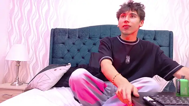 Snapshot of Liam_Noxx chatting on February 20, 8:42 pm Liam Noxx online show from February 20, 8:42 pm