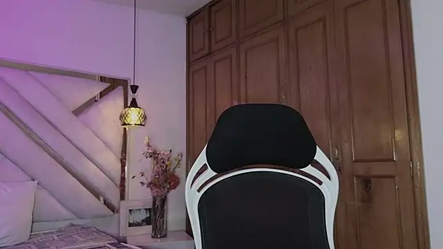 mia gatesvg online show from February 26, 3:49 am