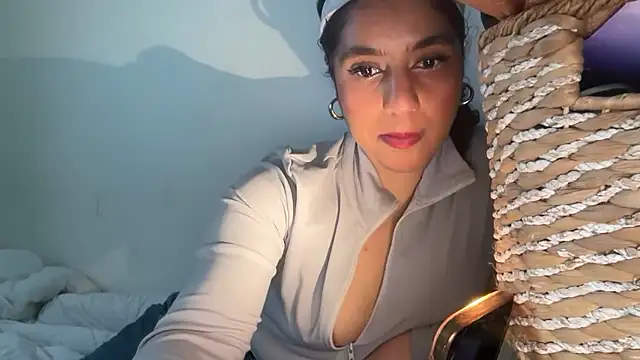 Snapshot of fayfay21@xh chatting on January 18, 4:33 pm fayfay21xh online show from January 18, 4:33 pm