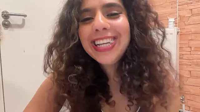 Snapshot of fayfay21@xh chatting on February 27, 10:21 pm fayfay21xh online show from February 27, 10:21 pm