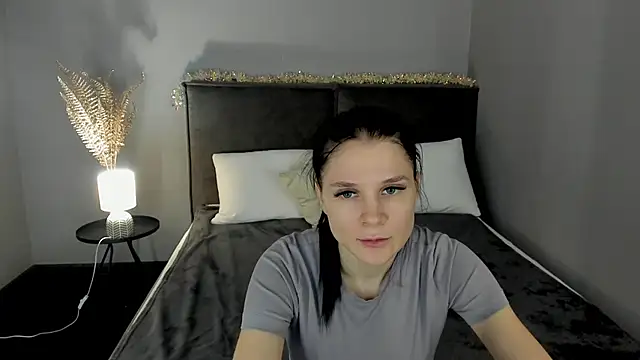 Snapshot of SkinyJoys chatting on February 3, 1:59 am SkinyJoys online show from February 3, 1:59 am