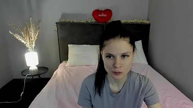 Snapshot of SkinyJoys chatting on February 15, 1:57 am SkinyJoys online show from February 15, 1:57 am