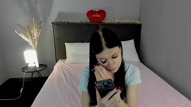 Snapshot of SkinyJoys chatting on February 20, 1:57 am SkinyJoys online show from February 20, 1:57 am