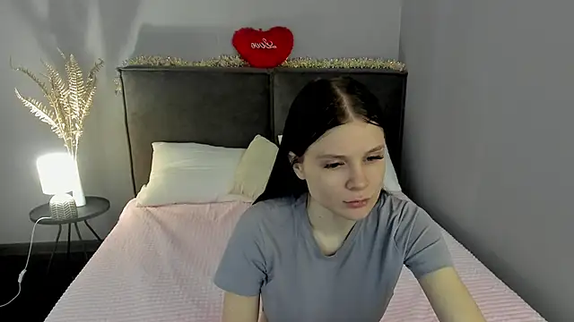 Snapshot of SkinyJoys chatting on February 25, 2:21 am SkinyJoys online show from February 25, 2:21 am