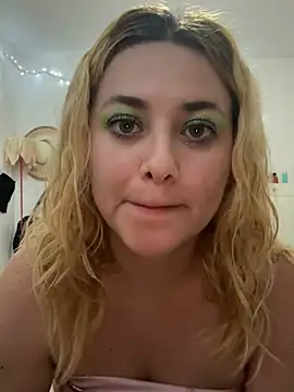 Snapshot of Lililuxx chatting on March 4, 7:36 am Lililuxx online show from March 4, 7:36 am