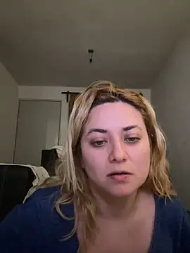 Snapshot of Lililuxx chatting on April 20, 7:22 am Lililuxx online show from April 20, 7:22 am