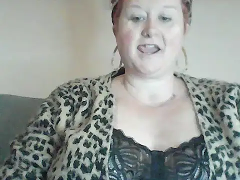 Snapshot of BustyRedxx chatting on June 4, 8:42 am BustyRedxx online show from June 4, 8:42 am