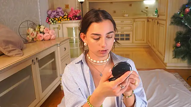 Snapshot of MinnaShummon chatting on January 10, 10:17 am MinnaShummon online show from January 10, 10:17 am