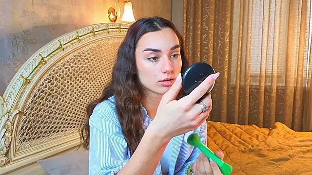 Snapshot of MinnaShummon chatting on January 12, 10:09 am MinnaShummon online show from January 12, 10:09 am