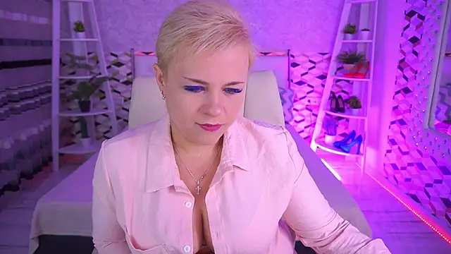 Snapshot of CrystalVibe chatting on May 22, 6:42 am CrystalVibe online show from May 22, 6:42 am