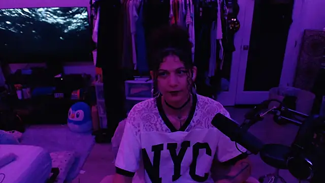 Snapshot of prickly_priscilla chatting on May 19, 4:30 am prickly priscilla online show from May 19, 4:30 am