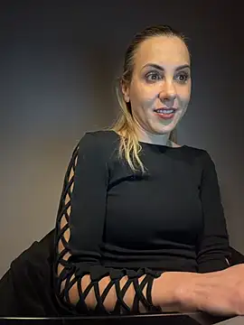 ElenaWhitmore online show from February 4, 9:31 pm