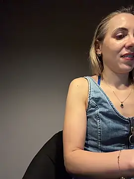 ElenaWhitmore online show from March 10, 10:15 pm