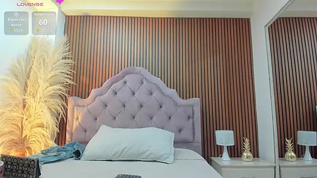 Violett hott  online show from March 26, 12:44 pm