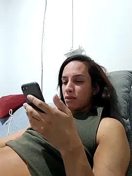Snapshot of ofjuliaa chatting on May 5, 2:30 am ofjuliaa online show from May 5, 2:30 am