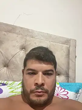 omarfer19 online show from April 8, 3:45 pm