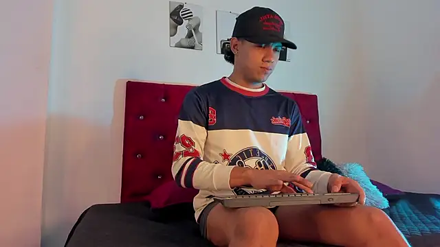 Snapshot of Liamsubtle01 chatting on February 17, 11:07 am Liamsubtle01 online show from February 17, 11:07 am