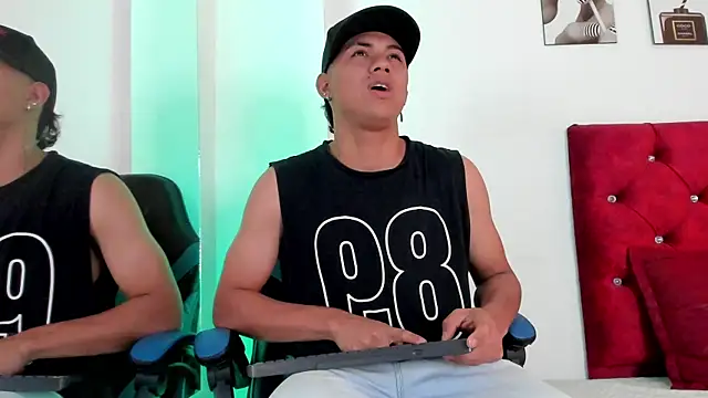 Liamsubtle01 online show from April 10, 5:28 pm